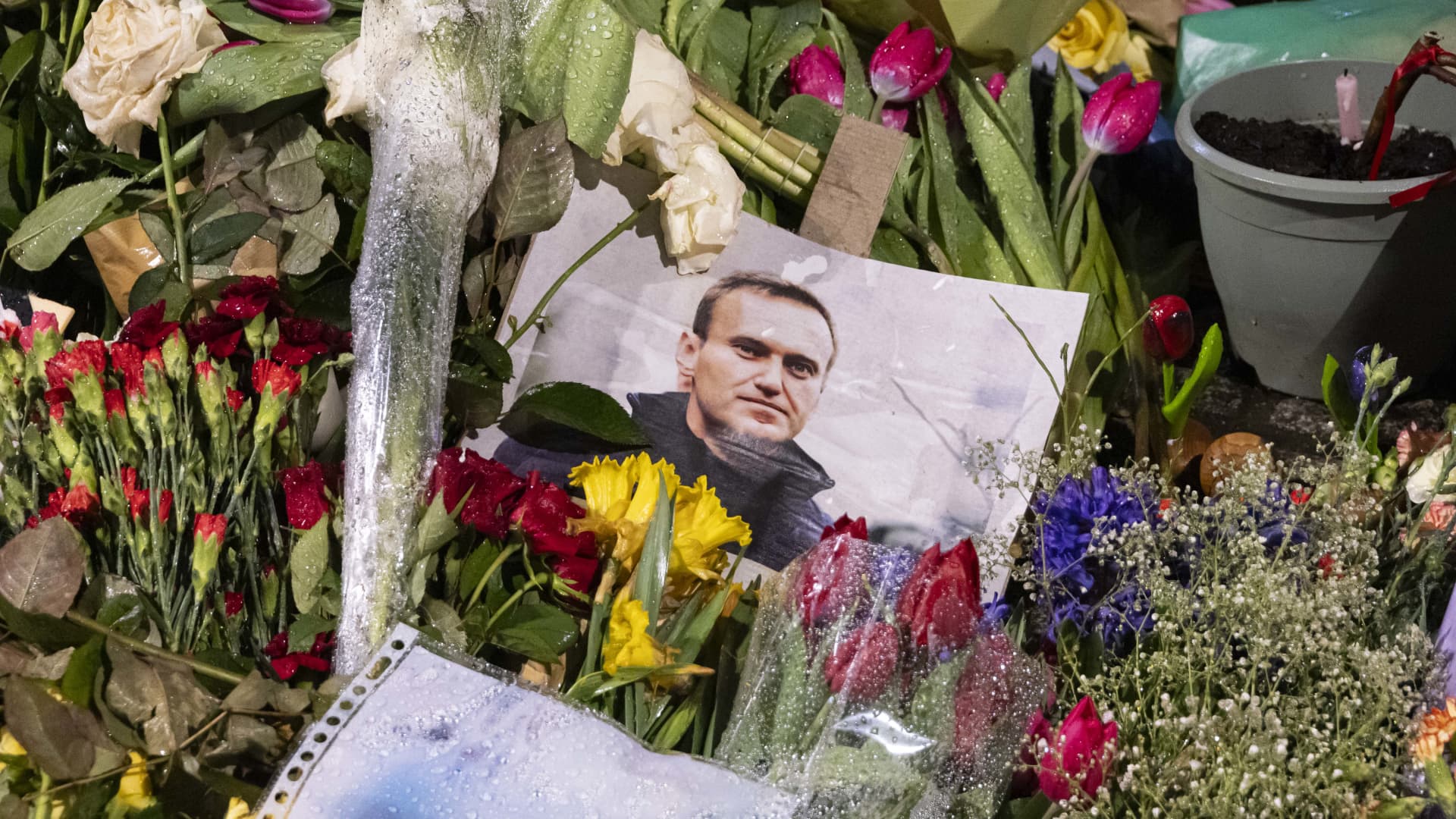 Navalny's funeral in pictures: Mourners gather in Moscow